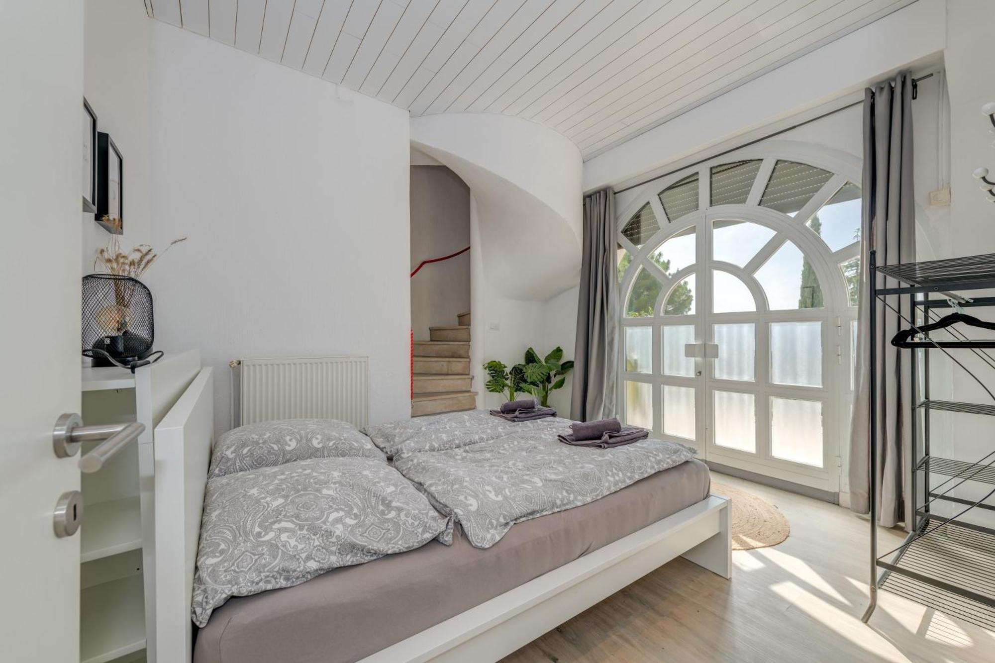 Apartments With Pool Vrdoljak Омиш Номер фото