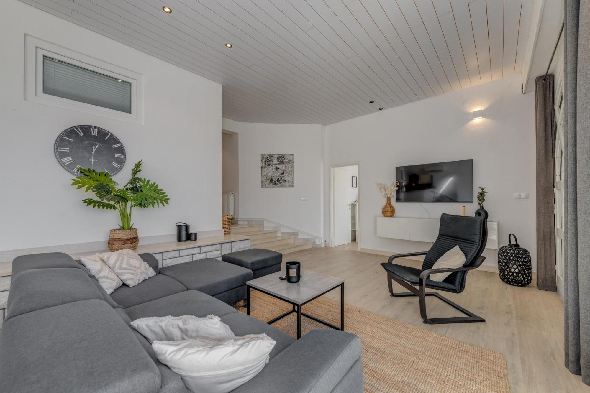 Apartments With Pool Vrdoljak Омиш Номер фото
