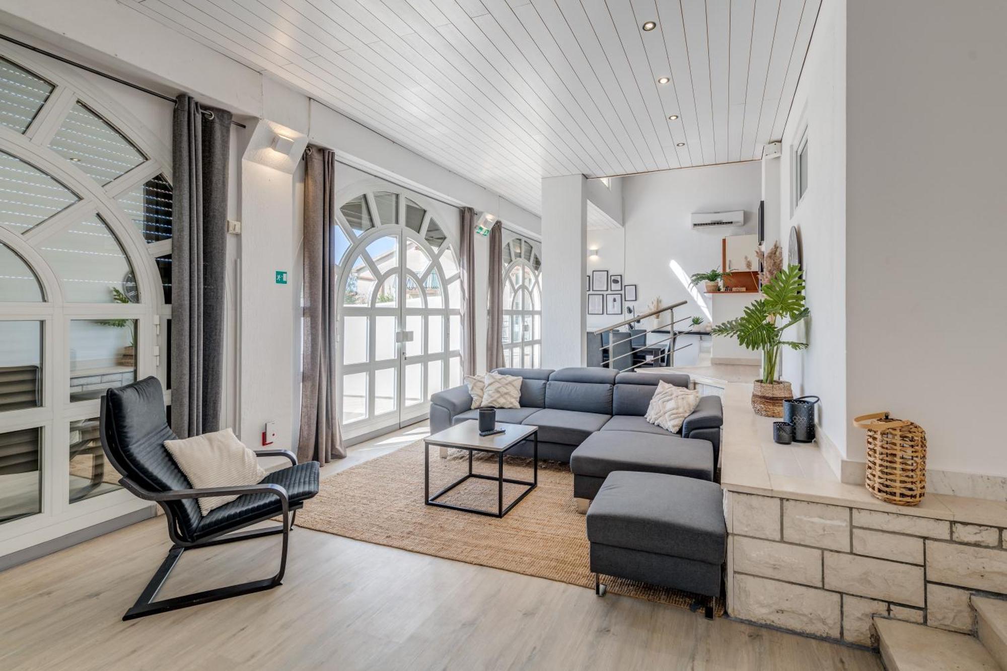 Apartments With Pool Vrdoljak Омиш Номер фото